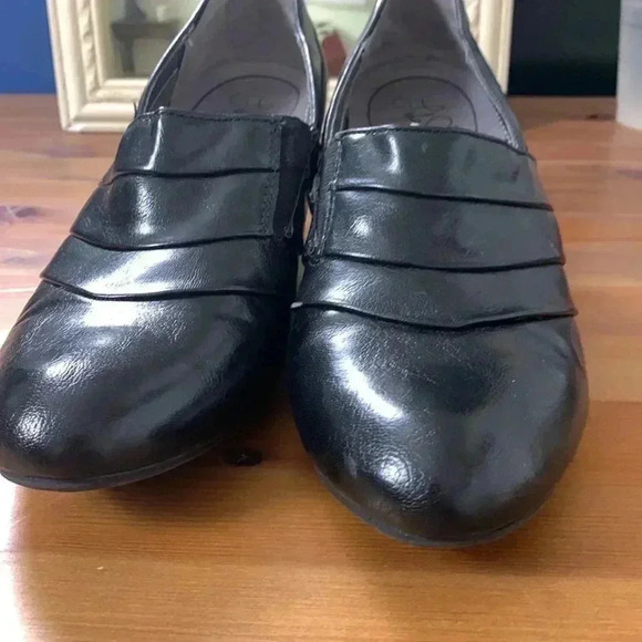 Life Stride black leather heels,side elastic for comfort, 2 1/2 “ heel, Size 9.5 - Picture 3 of 13
